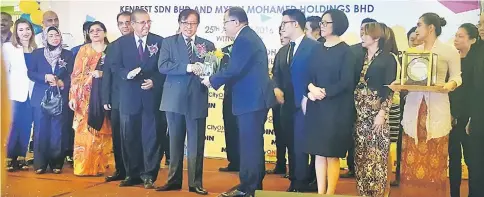  ??  ?? Long (fifth right) presenting a memento to Abang Johari as Murad (fourth left) and other look on.