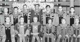  ?? — Gambar Bernama ?? KENANGAN: Dr Mahathir dan Siti Hasmah bergambar bersama Dr Arthit sebelum majlis menerima Anugerah ‘Honorary Doctorate Degree in Arts in the Field of Philosophy in Leadership in Social, Business and Politics’ Universiti Rangsit, di Bangkok semalam.