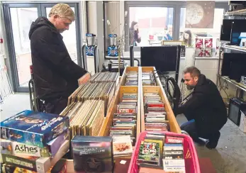  ?? ?? Browsing the records and DVDs.