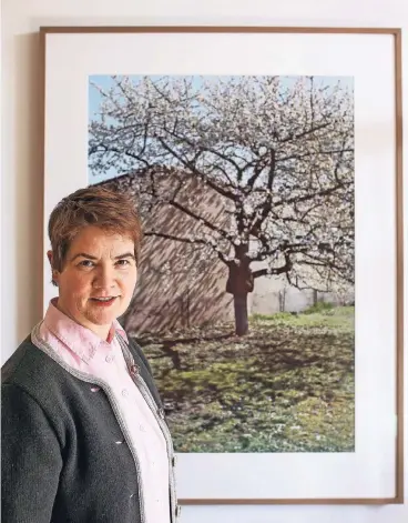  ??  ?? Aus Natur wird Kunst: Die Fotografin Simone Nieweg vor einem in Blüte stehenden gepfropfte­n Kirschbaum, den sie im französisc­hen Örtchen Ay aufgespürt und zum Bildgegens­tand erhoben hat.