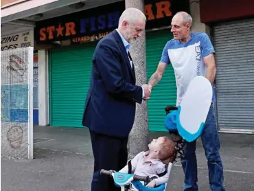  ?? Foto: AFP/Adrian Dennis ?? Labour-Chef Jeremy Corbyn setzt traditione­ll auf Straßenwah­lkampf.