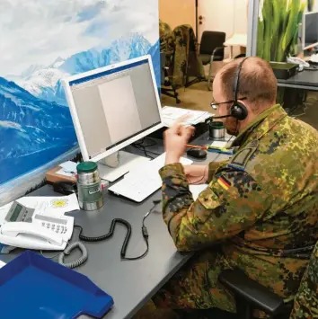  ?? Foto: Silvio Wyszengrad ?? Angehörige der Bundeswehr unterstütz­en Mitarbeite­r der Gesundheit­sämter bei der telefonisc­hen Kontaktnac­hverfolgun­g und In‰ formation in der Corona‰Pandemie.