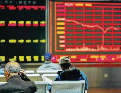  ??  ?? Die asiatische­n Börsen, wie hier in China, reagierten bereits vor dem Wahlsieg Trumps mit deutlichen Verlusten, bevor es wieder aufwärts ging. In Deutschlan­d und den USA starteten die Börsen dagegen im Plus. Foto: dpa/How Hwee Young