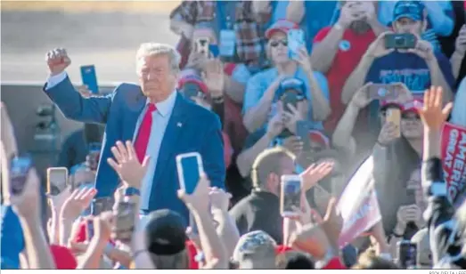  ?? RICK D’ELIA / EFE ?? El presidente de EEUU, Donald Trump, se dirige a la multitud tras ser recibido por sus seguidores en el aeropuerto de Phoenix, Arizona, el miércoles.