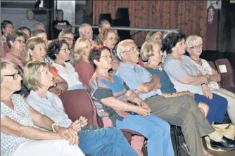  ??  ?? Avec Line Lalaurie maire, Bernard Génestou, Pierrette Génestou, tour à tour soutiens inconditio­nnels et bénévoles des Baladins