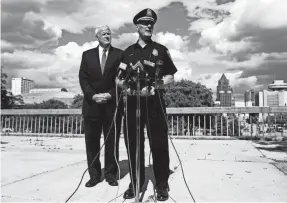  ?? JOURNAL SENTINEL FILES ?? Milwaukee Police Chief Edward Flynn and Milwaukee Mayor Tom Barrett appear together at a MacArthur Square news conference in 2016. Flynn retired less than two years later.