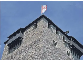  ?? FOTO (ARCHIV): MARTIN KEMPNER ?? Der Bergfried auf Schloss Burg wurde nun offiziell wiedereröf­fnet. Bei den Arbeiten blieb kein Stein auf dem anderen. Ab August ist der Bergfried wieder öffentlich zugänglich.