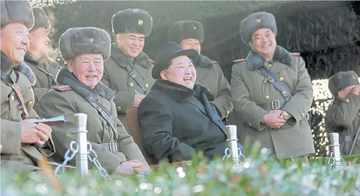  ?? EFE ?? Risas. El líder de Corea del Norte, Kim Jong-un, en el centro y de negro, rodeado de su alto mando militar en Pyongyang, ayer, durante un ejercicio militar, según la agencia oficial.