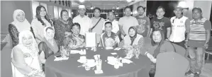  ??  ?? MUSBAH (duduk, tiga kiri) dan Diana (duduk, dua kiri) merakam kenangan bersama keluarga Sirhajwan (tengah) selepas menjamu selera di Pacific Sutera Harbour.