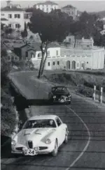  ??  ?? 60 años después. Misma carretera de Barcelona para probar dos 1900 SS iguales a los de Figueras y Coma-Cros.