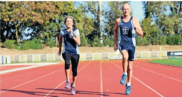  ?? FOTO: THOMAS LAMMERTZ ?? Ute und Wolfgang Ritte trainieren fast täglich in Uerdingen: Kraft, Ausdauer oder Technik an der Stabhochsp­rung-Anlage.