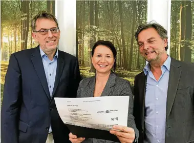  ??  ?? Thüringens Umweltmini­sterin Anja Siegesmund (Grüne) präsentier­te gestern gemeinsam mit den Professore­n Uwe PlankWiede­nbeck (links) und Matthias Gather den Masterplan Elektromob­ilität und ein Sieben-Punkte-Programm.