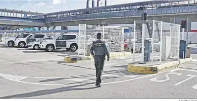  ?? ERASMO FENOY ?? Un guardia civil camina por el Puerto de Algeciras, en una imagen de archivo.