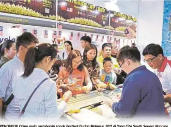  ??  ?? PENDUDUK China mula membanjiri tapak Festival Durian Malaysia 2017 di Yang City South Square Nanning, Guangxi.