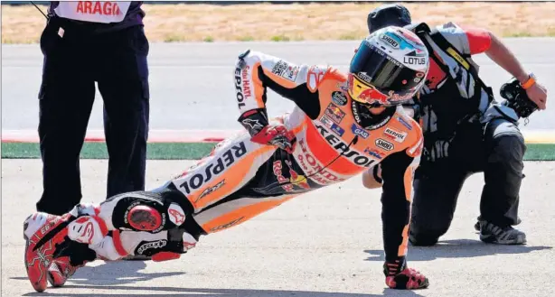  ??  ?? ASÍ LO CELEBRÓ. Marc Márquez posó de este modo tras certificar en MotorLand una victoria que le acerca mucho al que sería su tercer título en MotoGP.