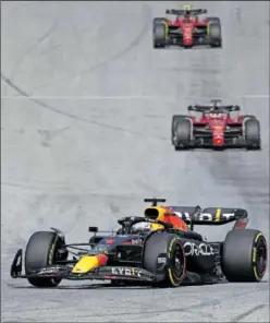  ?? ?? El Red Bull de Verstappen rueda por delante de los dos Ferrari.