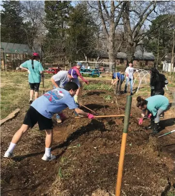  ?? SUBMITTED PHOTO ?? Students from the University of Central Arkansas’ The Big Event organizati­on help prepare the soil at the Faulkner County Urban Farm Project.