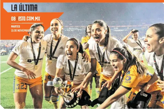  ?? ?? Las norteñas fetejan al máximo con el trofeo que las coloca como el mejor equipo del futbol femenil mexicano.