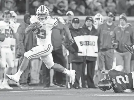  ?? MIKE DE SISTI / MILWAUKEE JOURNAL SENTINEL ?? Wisconsin running back Jonathan Taylor breaks away for a 53-yard touchdown in the fourth quarter Saturday. Taylor is now third on the all-time freshman rushing list.