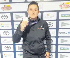  ?? FOTO: PRIVAT ?? Badmintons­pielerin Claudia Vogelgsang vom VfB Friedrichs­hafen zeigt stolz ihre WM-Medaille.