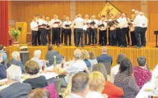  ?? FOTO: KARL-HEINZ BURGHART ?? Die „Chorgemein­schaft“des Männerchor­s aus Bühl und des Oberstadio­ner Liederkran­zes, geleitet von Ferdinand Thanner.