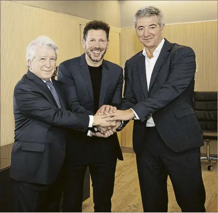  ?? FOTO: ATLETI ?? Diego Simeone, junto a Gil Marín y Enrique Cerezo,
el día que se anunció su renovación con el Atlético de Madrid