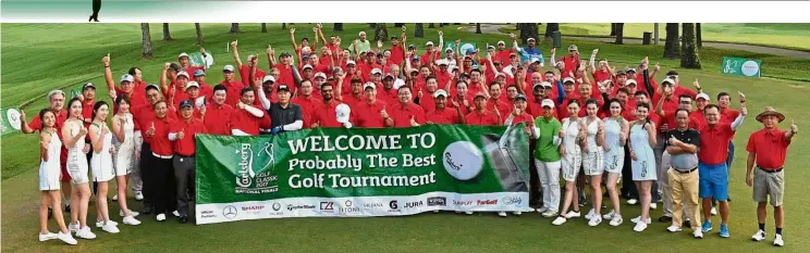  ??  ?? Group photo of the finalists and guests prior to the tee off of the Carlsberg Classic national final.