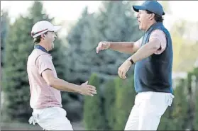  ?? FOTO: AP ?? Celebració­n por todo lo alto la de Kisner y Mickelson, con baile incluido