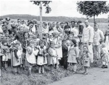  ?? ARCHIVFOTO: PRIVAT ?? Mit Blumenkrän­zen geschmückt­e Kindergart­enkinder besuchen im Jahr 1941 Soldaten des Reservelaz­aretts Gammerting­en.