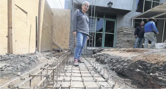  ??  ?? El patio de la casa de Alma Rosa se hundió 80 centímetro­s. Ha invertido 140 mil pesos en su reconstruc­ción con apoyo del Fonden y de su propia bolsa.
