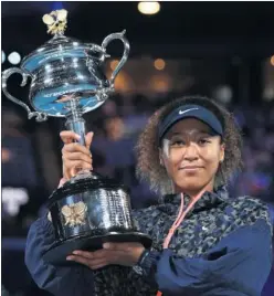  ??  ?? Naomi Osaka, con la copa de campeona en Melbourne.