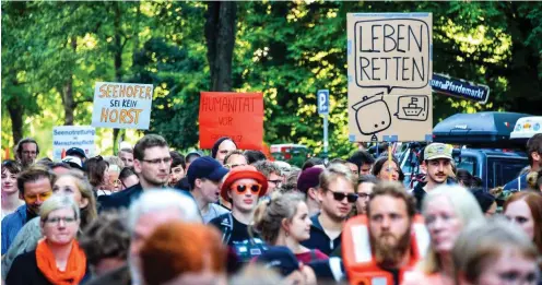 ?? Foto: dpa/Axel Heimken ?? »Seebrücke«-Unterstütz­er demonstrie­rten im Juli in Hamburg.