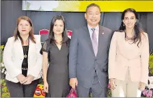  ??  ?? Directora Gral. de Planificac­ión del Ministerio de Agricultur­a y Ganadería Ing. Agrón. Lilian Miranda; Karen de Yui, embajador de la Rca. de China Taiwán, Alexander Yui; embajadora de Colombia, Adela María Maestre Cuello.