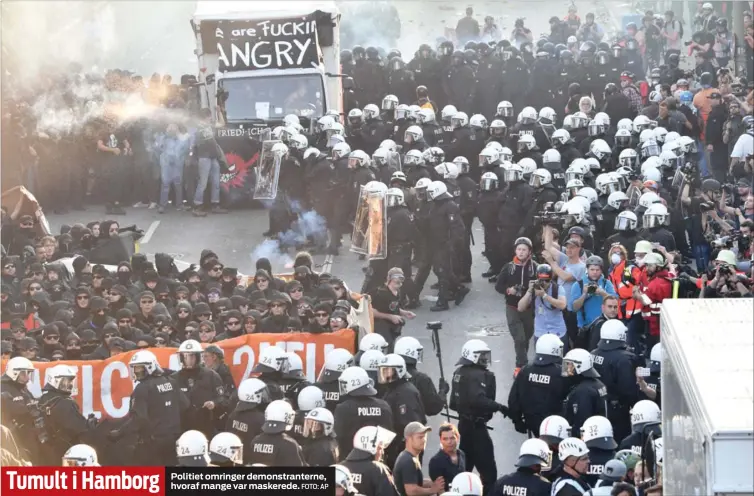  ?? FOTO: AP ?? Tumult i Hamborg Politiet omringer demonstran­terne, hvoraf mange var maskerede.