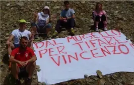  ??  ?? Les supporters de Nibali ont porté chance au « Requin de Messine ».