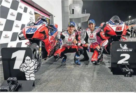  ?? EP ?? Jorge Martín y Johann Zarco saludan en los ‘boxes’ del equipo Ducati durante el Gran Premio de Doha.