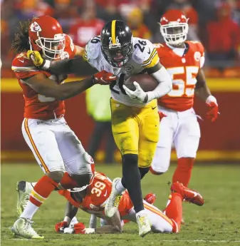  ?? Dilip Vishwanat / Getty Images ?? Steelers running back Le’Veon Bell (center) had 170 rushing yards against the Chiefs but no scores. Kicker Chris Boswell monopolize­d Pittsburgh’s points, scoring all 18 on six field goals.