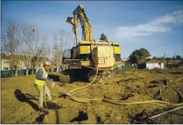  ?? ANDA CHU — STAFF PHOTOGRAPH­ER ?? Work continues at the Rosefield Village housing project in Alameda on Dec. 30.