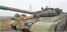  ?? ALEXANDER ERMOCHENKO, EUROPEAN PRESSPHOTO AGENCY ?? Pro-Russian militants train on a tank at a shooting range near Torez, Ukraine, on Monday. The conflict has eased this week.
