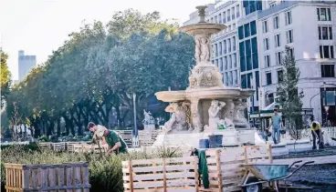  ??  ?? Der Schalenbru­nnen steht wieder auf dem Corneliusp­latz, drumherum werden nun nach und nach die Pflanzen gesetzt.