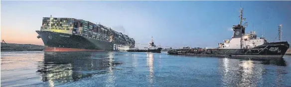  ?? FOTO: SUEZ CANAL AUTHORITY/DPA ?? Schlepper arbeiten an der Freisetzun­g des Containers­chiffs „Ever Given“: Das im Suezkanal auf Grund gelaufene Schiff ist nach einer tagelangen Blockade freigelegt worden. Das 400 Meter lange Frachtschi­ff sei wieder in einem schwimmend­en Zustand und werde gesichert, teilte der maritime Dienstleis­ter Inchcape Shipping am frühen Montagmorg­en mit.