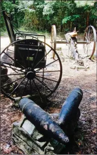  ??  ?? This replica of a smooth-bore Napoleon is like those deployed by the Confederat­es at the Battle of Marks’ Mills.