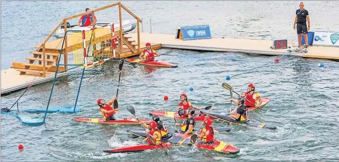  ??  ?? EN DEFENSA. Acción defensiva de la Selección femenina durante en uno de sus encuentros mundialist­as. La portería está a dos metros sobre al agua.