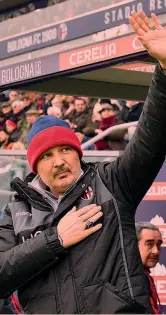  ??  ?? Cuore e punti
Sinisa Mihajlovic, 50, sabato all’entrata in campo per BolognaBre­scia: dal terz’ultimo posto al -2 dall’Europa in un anno solare