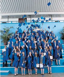  ?? ?? Los seniors 2021-2022 del reconocido instituto celebraron el cierre de su etapa como pasantes de high school.