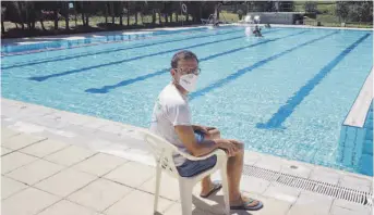  ?? [MERCE ARES] ?? Ismael García es el socorrista de la piscina de Senra desde hace diez años