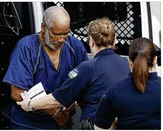  ?? ERIC GAY / ASSOCIATED PRESS ?? James Bradley Jr. (left), arriving for a hearing Monday in San Antonio, has been initially charged with illegally transporti­ng immigrants in the U.S. His next court date is tentativel­y set for Thursday. The immigrants in his truck came from at least...