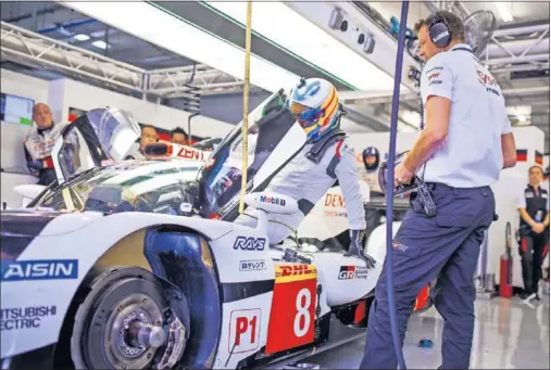  ??  ?? DESAFÍO. Fernando Alonso, entrando en el prototipo de Toyota para Le Mans, con cabina cerrada al contrario que el cockpit de un Fórmula 1.