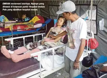  ??  ?? EMRAN menemani isterinya, Nyonya yang dirawat di kawasan parkir Hospital Undata Palu yang dijadikan hospital medan.