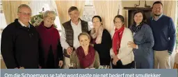  ??  ?? Om die Schoemans se tafel word gaste nie net bederf met smullekker boerekos nie, maar ervaar hulle ook egte Karoo-gasvryheid.